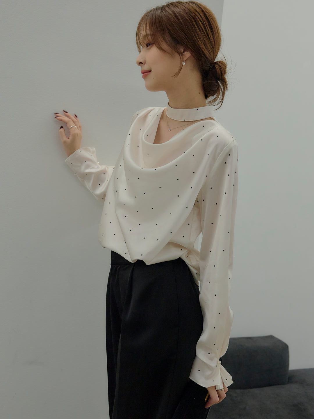 ドットパターンサテンブラウス