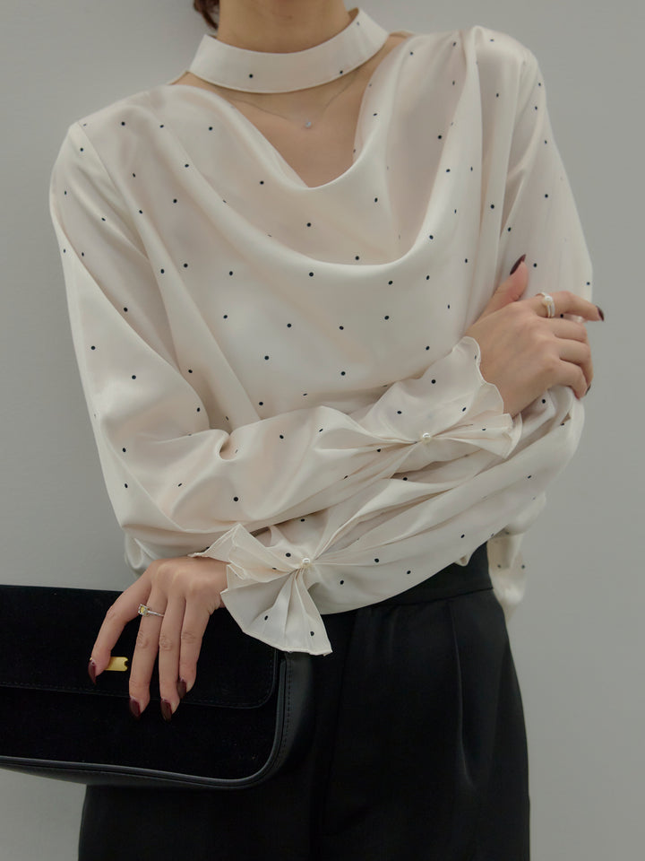 ドットパターンサテンブラウス