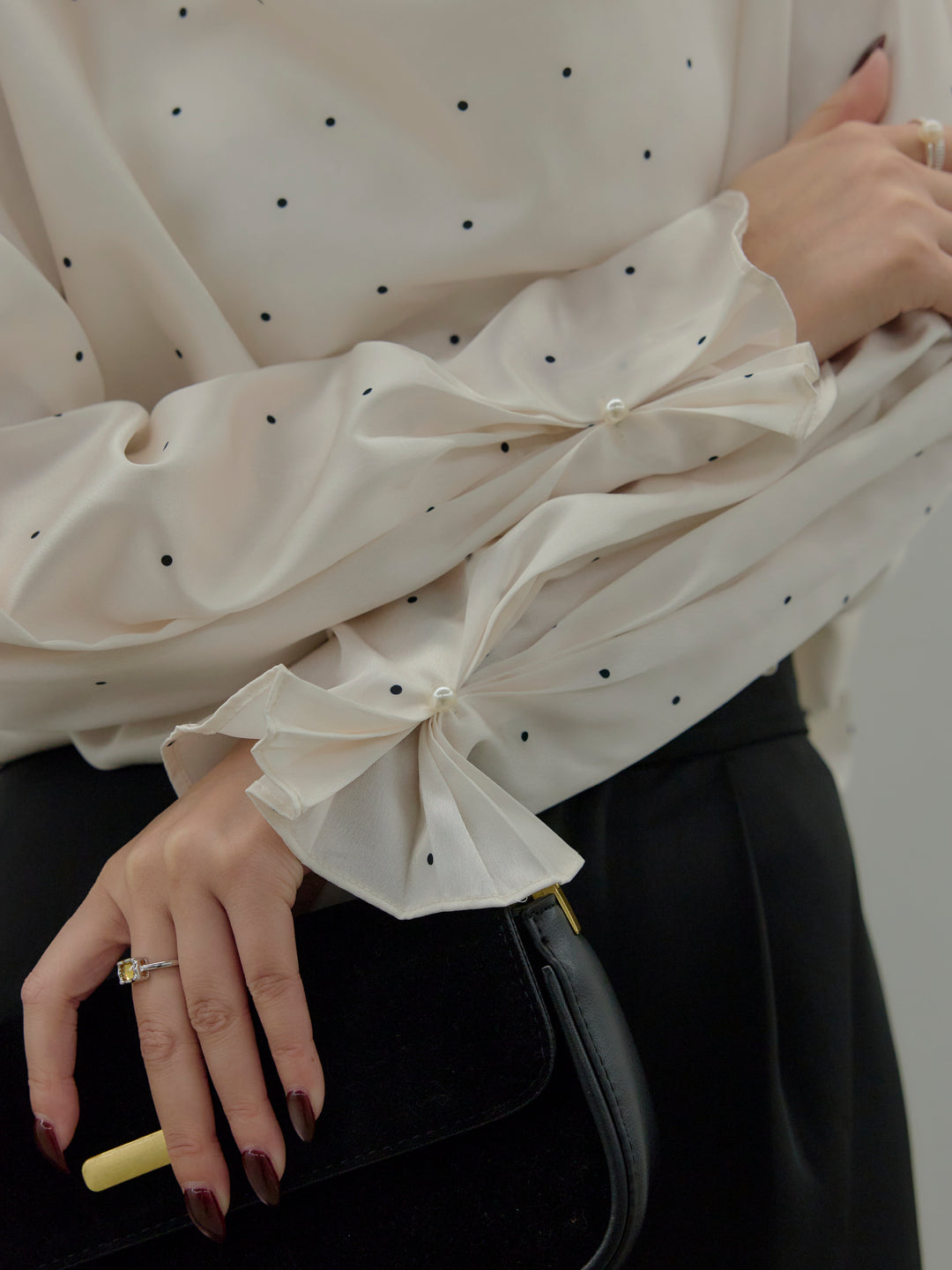 ドットパターンサテンブラウス