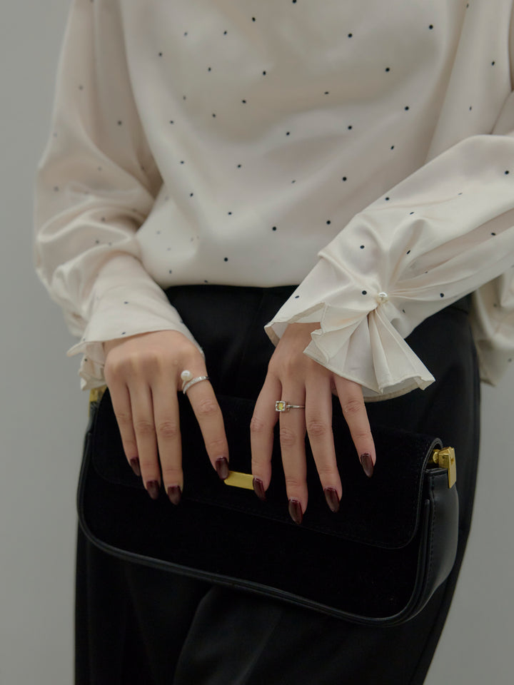 ドットパターンサテンブラウス