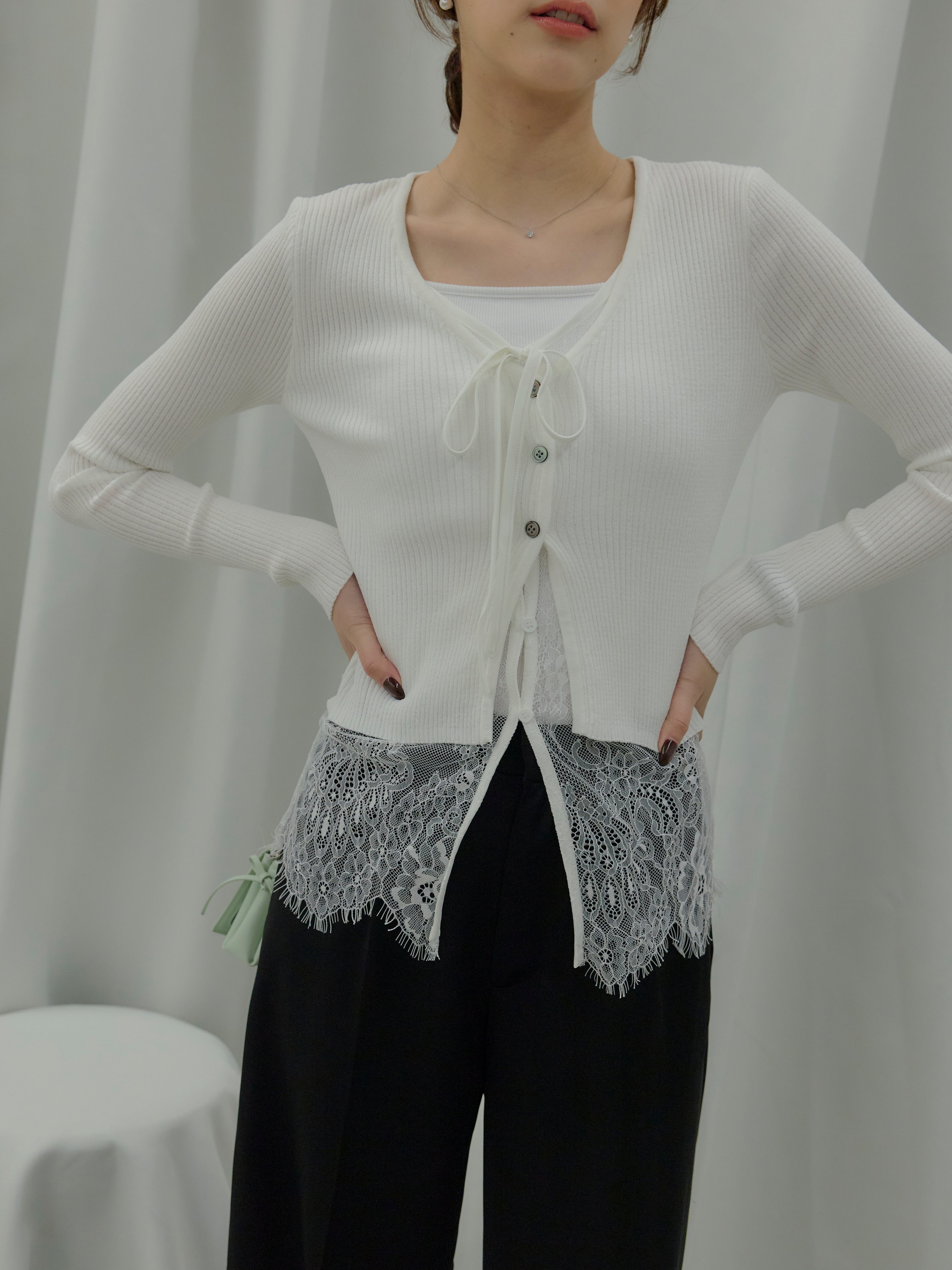 レースレイヤードデザインVネックトップス – nairo