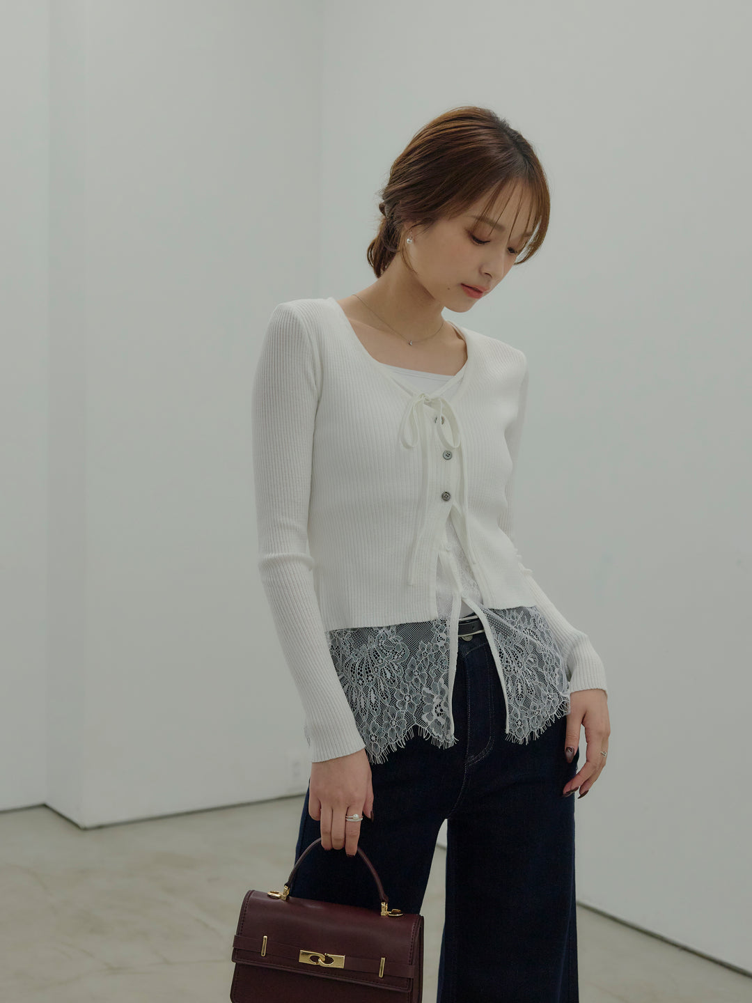 【SET】レースレイヤードデザインVネックトップス+カットリブカップ付きバッククロスキャミソール(2set)