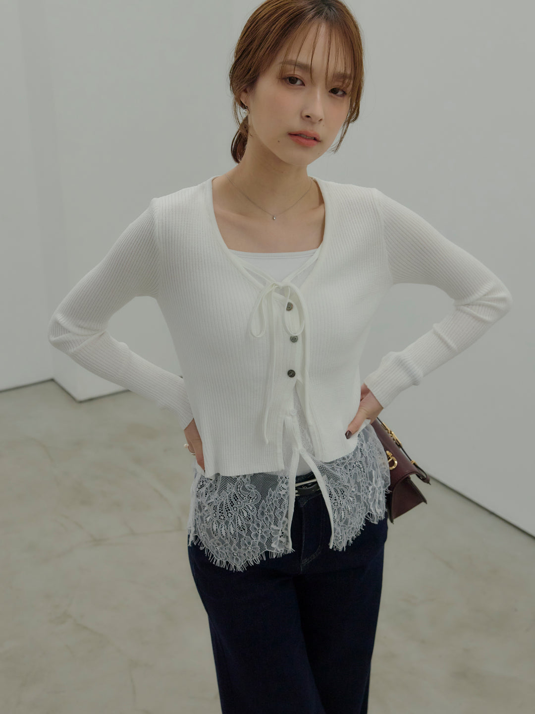 【SET】レースレイヤードデザインVネックトップス+カットリブカップ付きバッククロスキャミソール(2set)