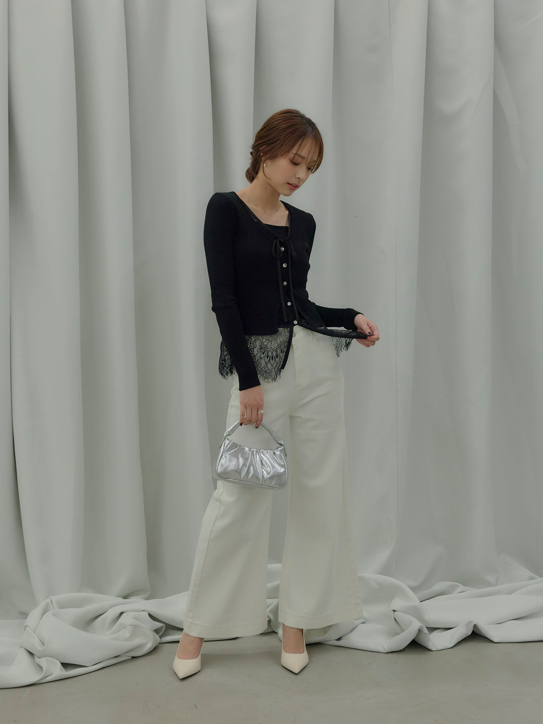 【SET】レースレイヤードデザインVネックトップス+カットリブカップ付きバッククロスキャミソール(2set)