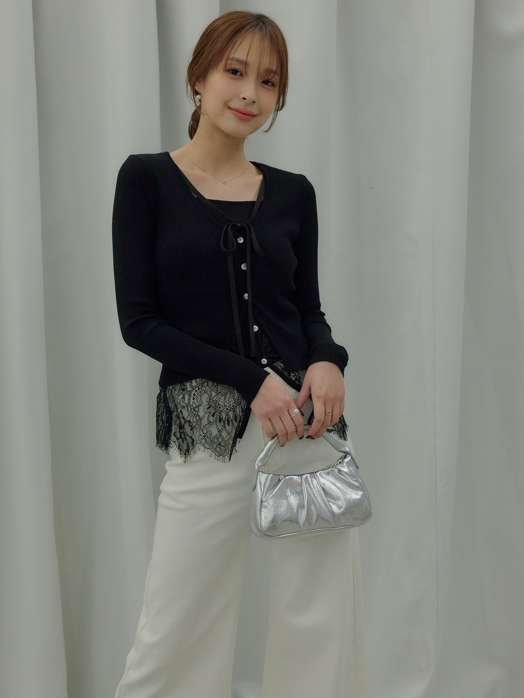 【SET】レースレイヤードデザインVネックトップス+カットリブカップ付きバッククロスキャミソール(2set)