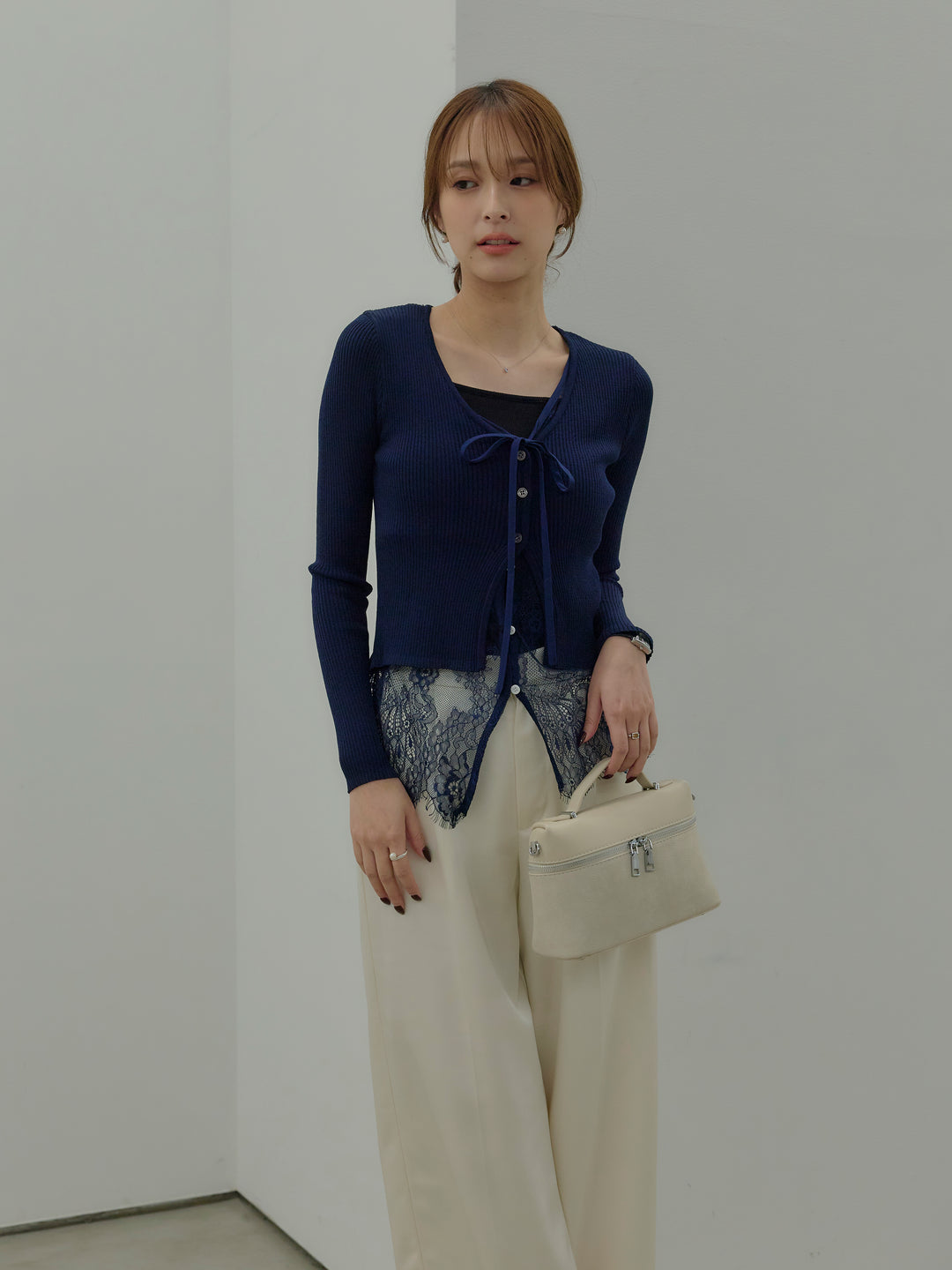 【SET】レースレイヤードデザインVネックトップス+カットリブカップ付きバッククロスキャミソール(2set)