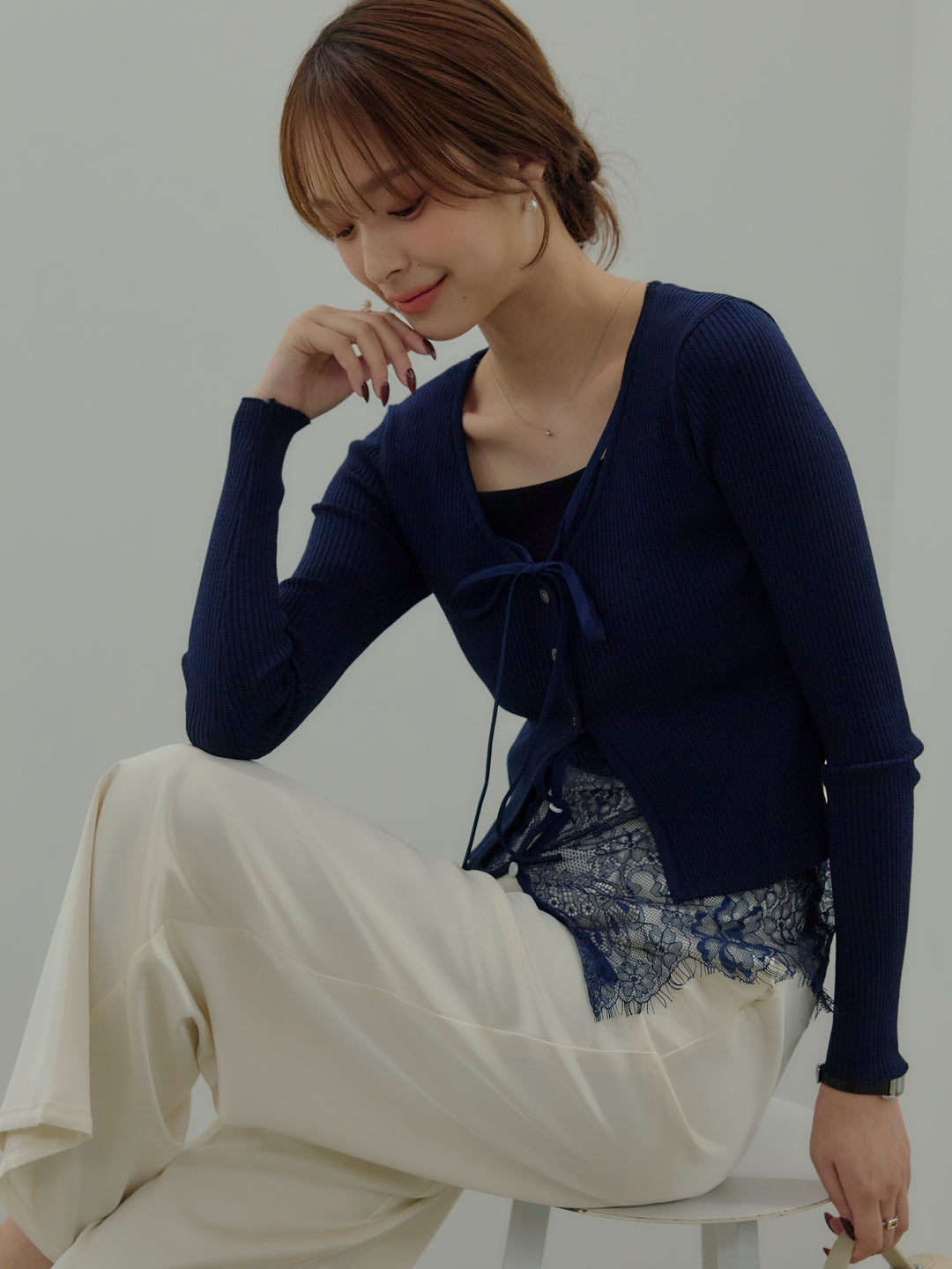 【SET】レースレイヤードデザインVネックトップス+カットリブカップ付きバッククロスキャミソール(2set)