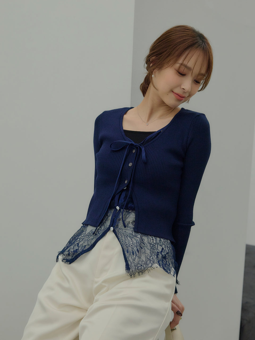 【SET】レースレイヤードデザインVネックトップス+カットリブカップ付きバッククロスキャミソール(2set)