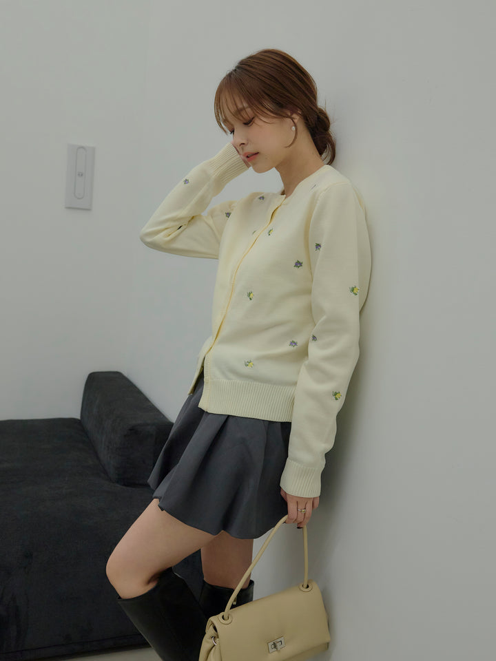 フルーツ刺繍クルーネックカーディガン