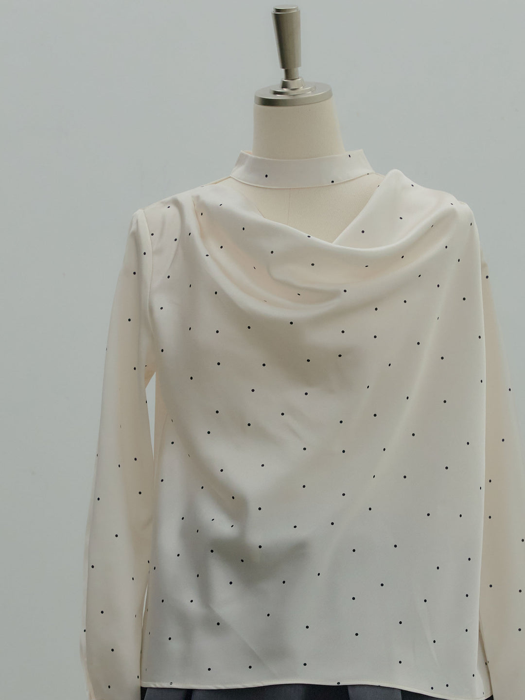 ドットパターンサテンブラウス