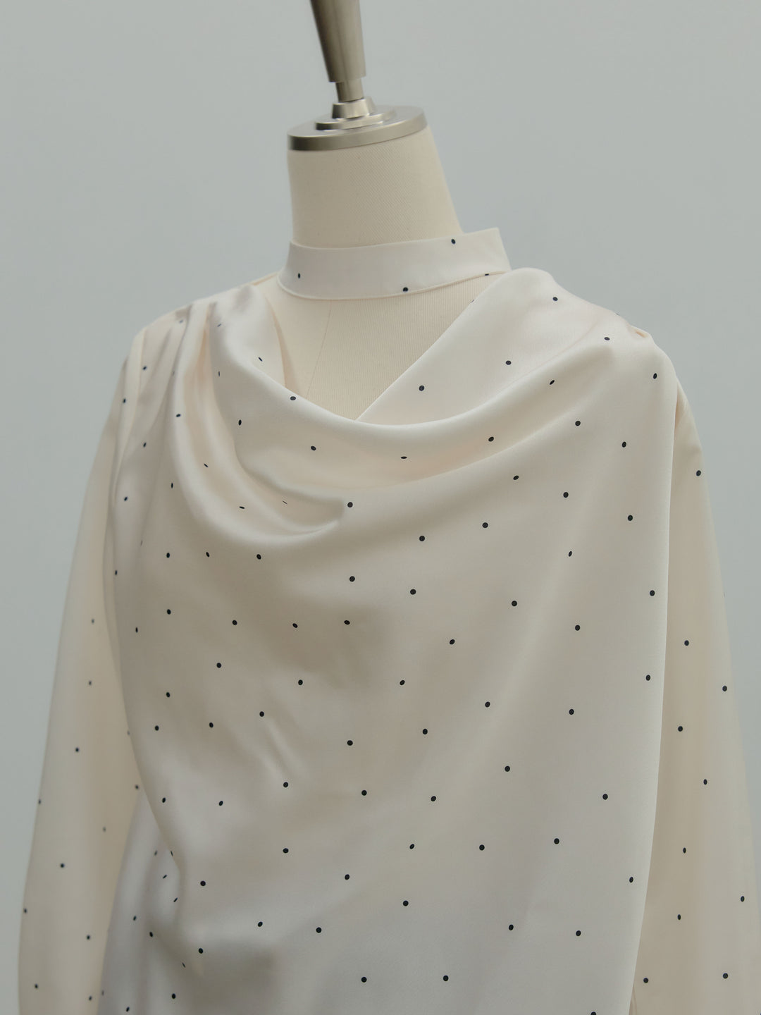 ドットパターンサテンブラウス