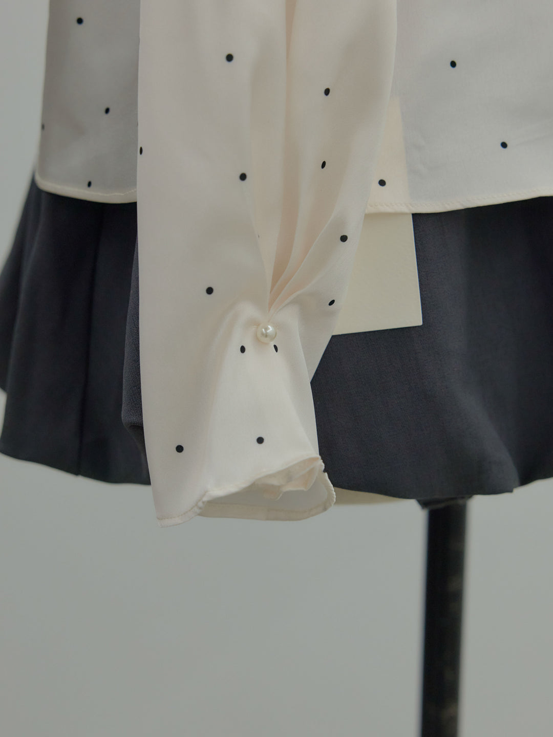 ドットパターンサテンブラウス