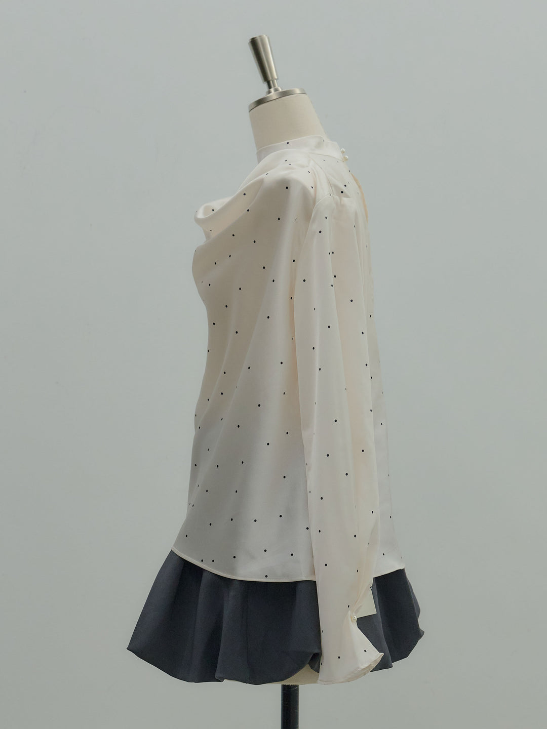 ドットパターンサテンブラウス