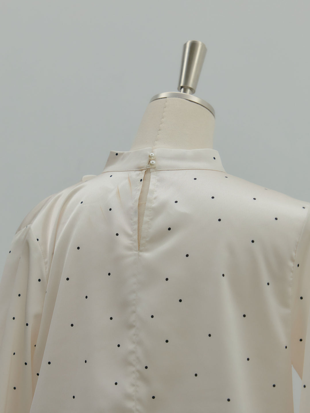 ドットパターンサテンブラウス