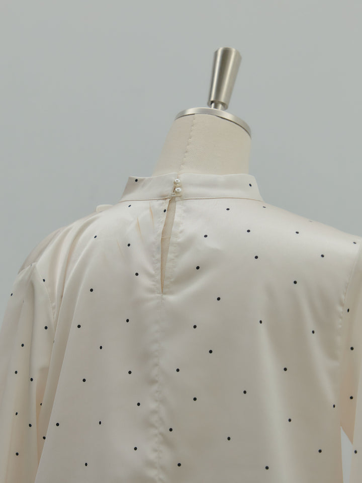 ドットパターンサテンブラウス