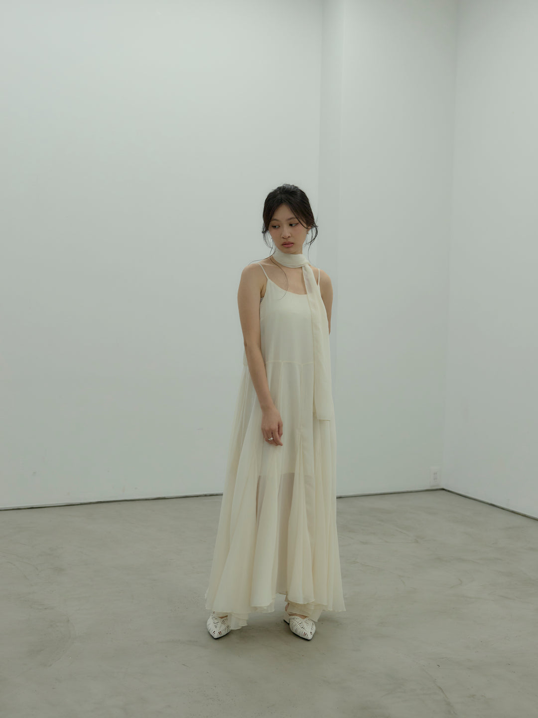 タイ付きシフォンラッフルキャミワンピース