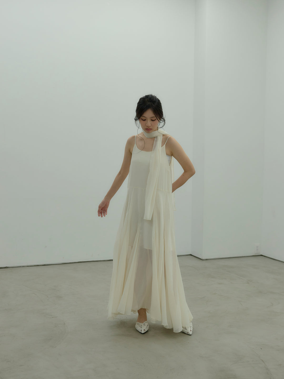 タイ付きシフォンラッフルキャミワンピース