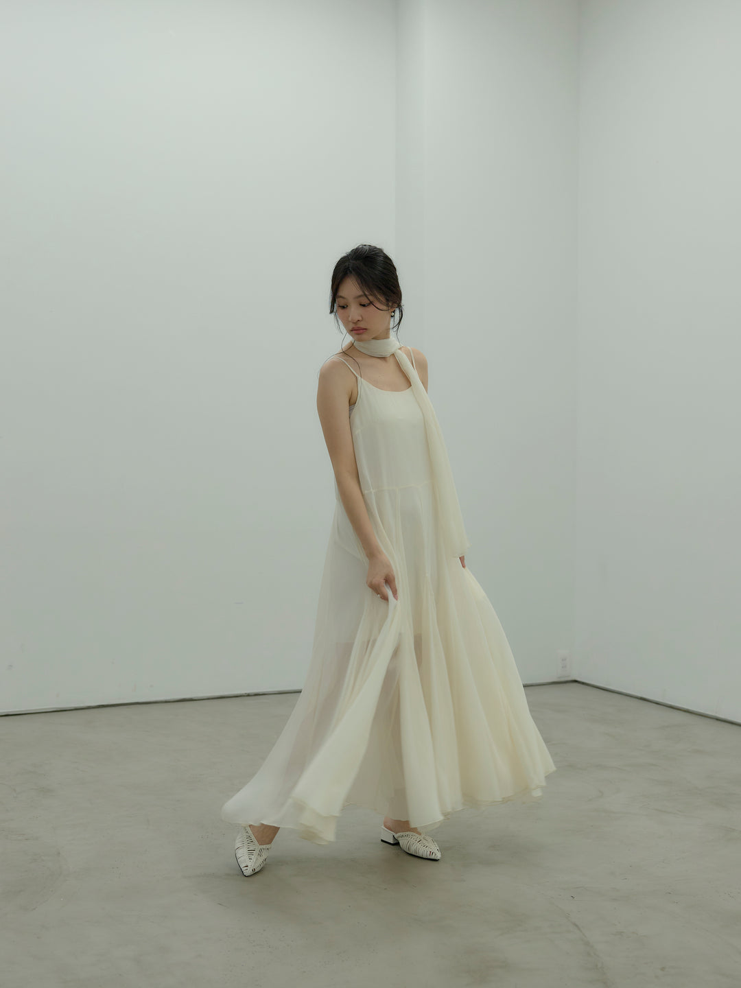 タイ付きシフォンラッフルキャミワンピース