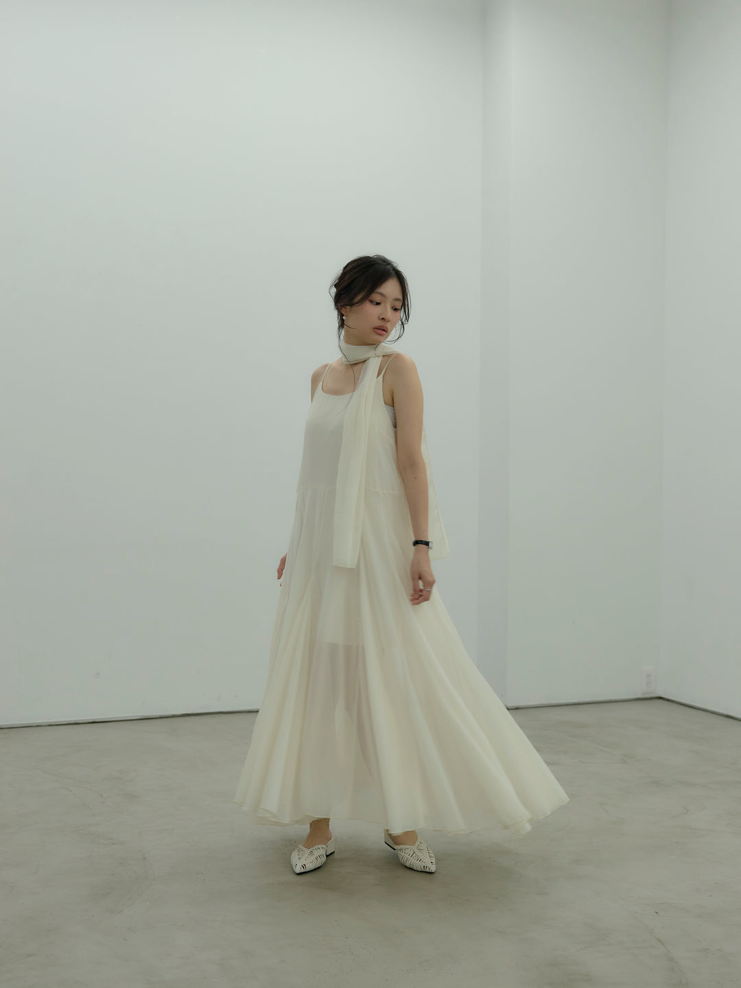 タイ付きシフォンラッフルキャミワンピース