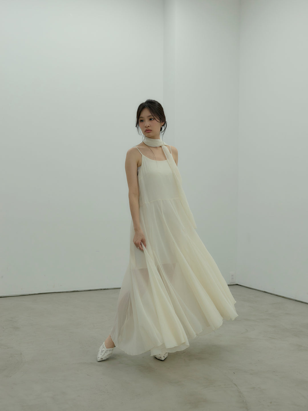 タイ付きシフォンラッフルキャミワンピース