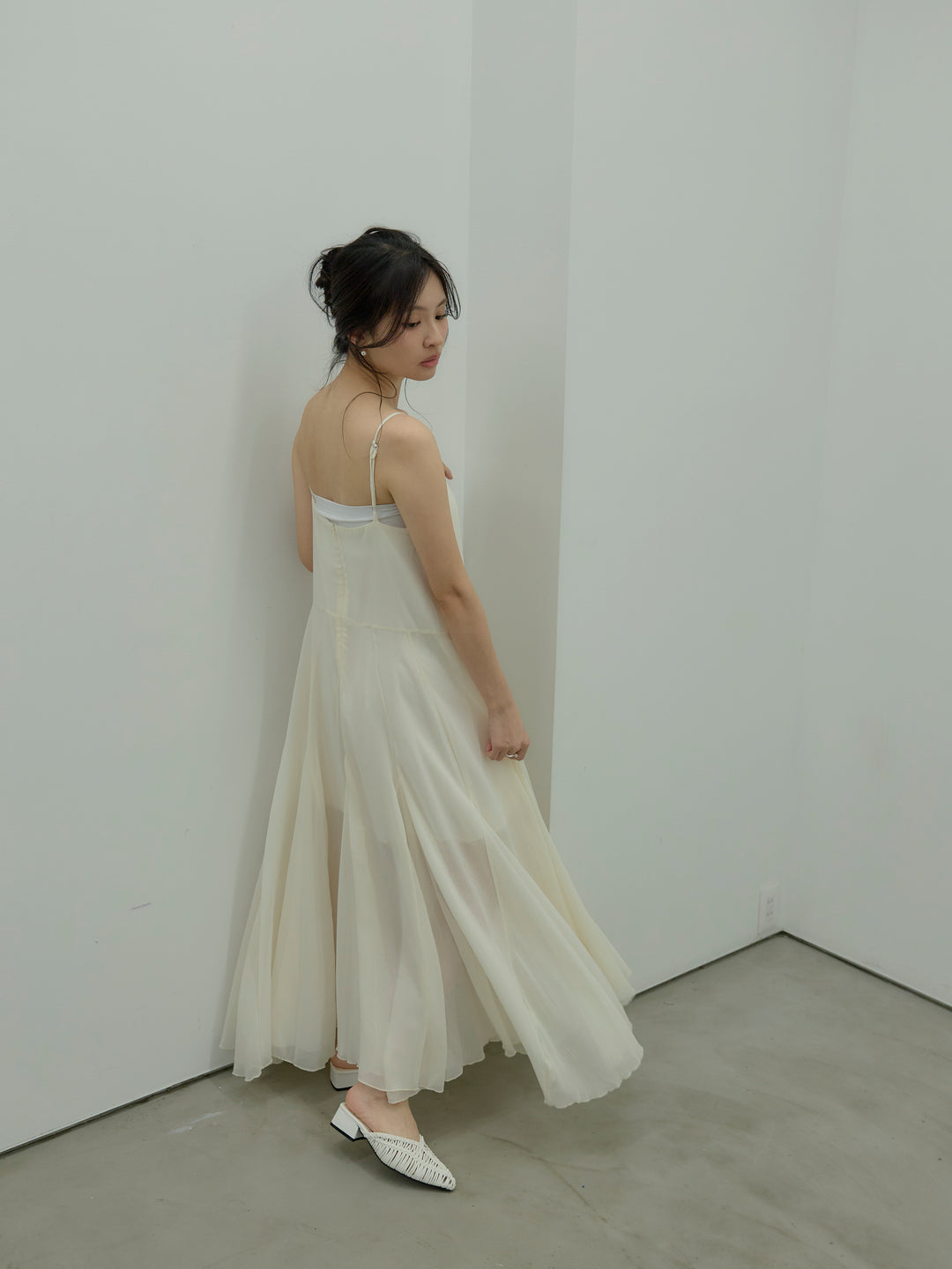 タイ付きシフォンラッフルキャミワンピース