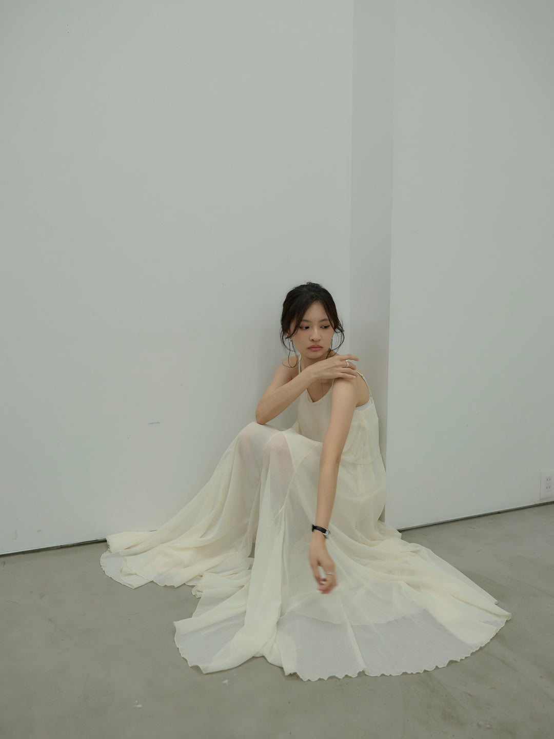 タイ付きシフォンラッフルキャミワンピース