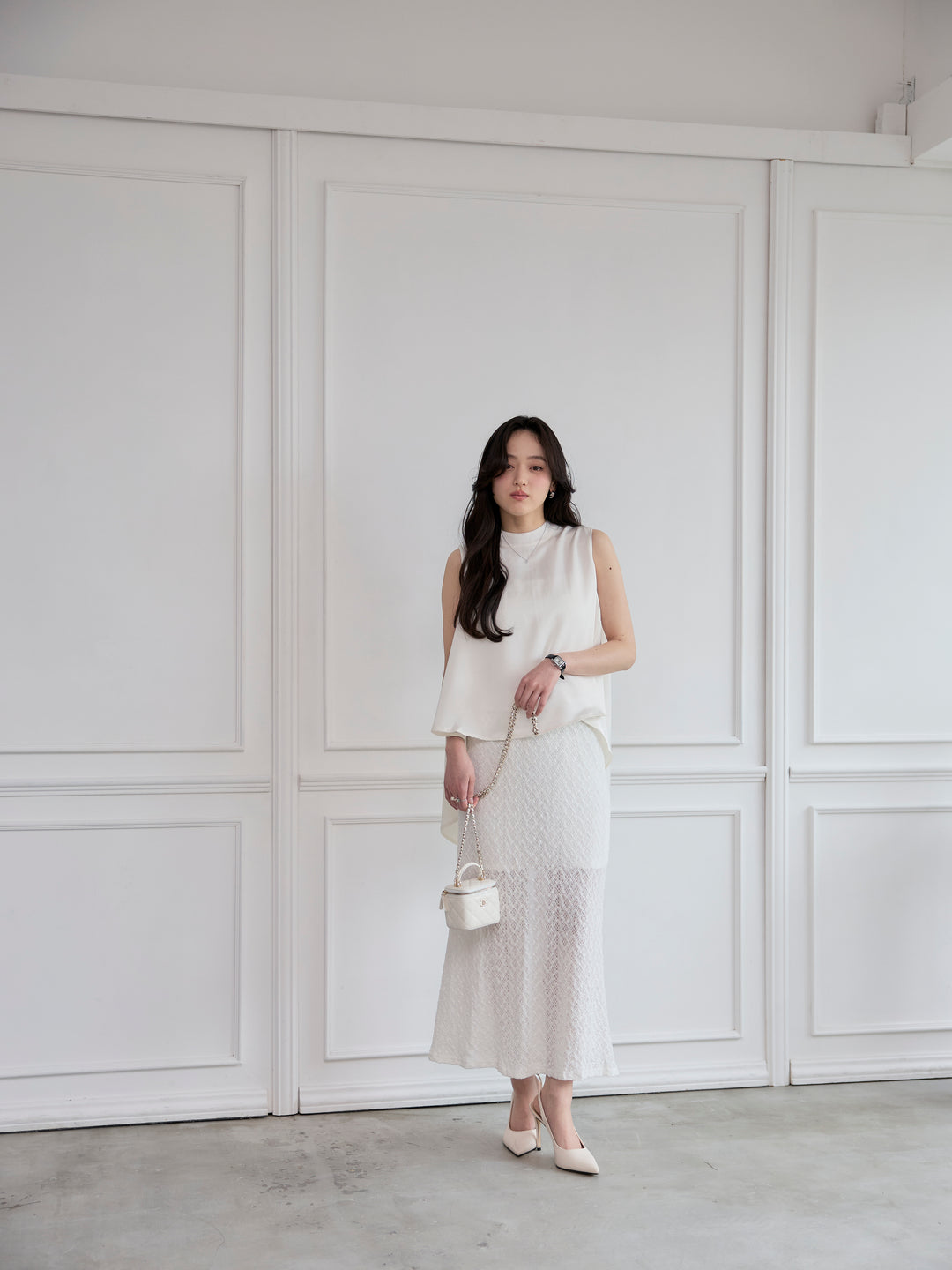 バックデザインサテンノースリーブトップス