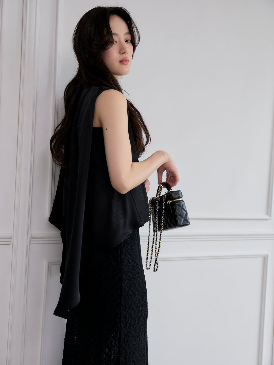 バックデザインサテンノースリーブトップス