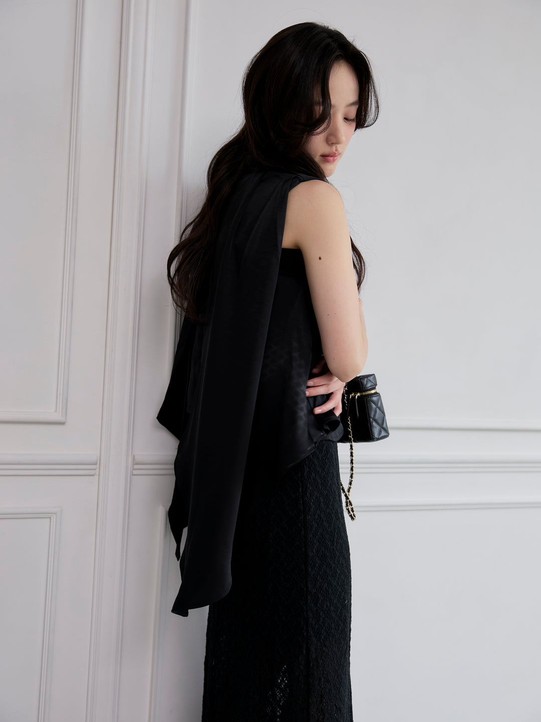 バックデザインサテンノースリーブトップス