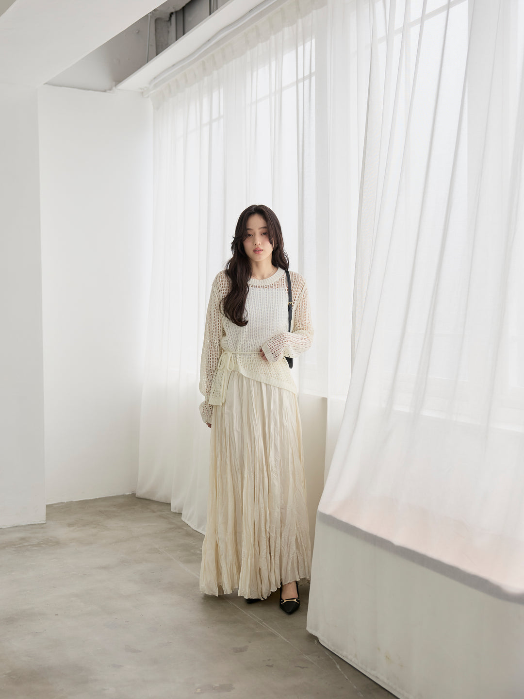 【SET】リネンタッチデザイン編みタイ付きルーズトップス+カットリブカップ付きバッククロスキャミソール(2set)