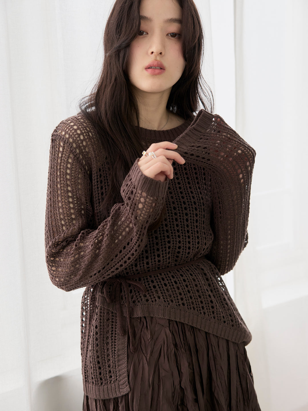 【SET】リネンタッチデザイン編みタイ付きルーズトップス+カットリブカップ付きバッククロスキャミソール(2set)