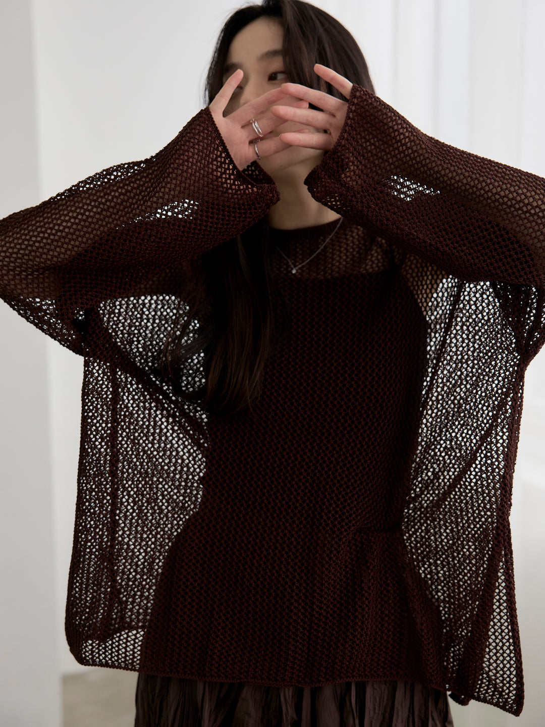 【SET】リネンタッチメッシュルーズトップス+カットリブカップ付きバッククロスキャミソール(2set)