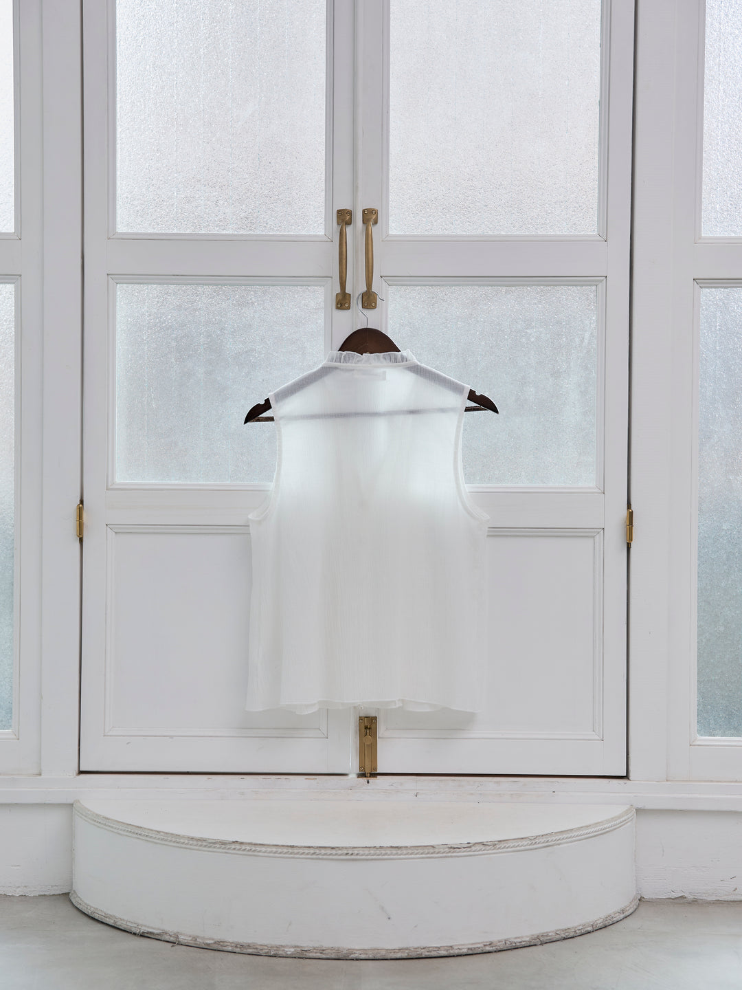 シアーフリルノースリーブブラウス