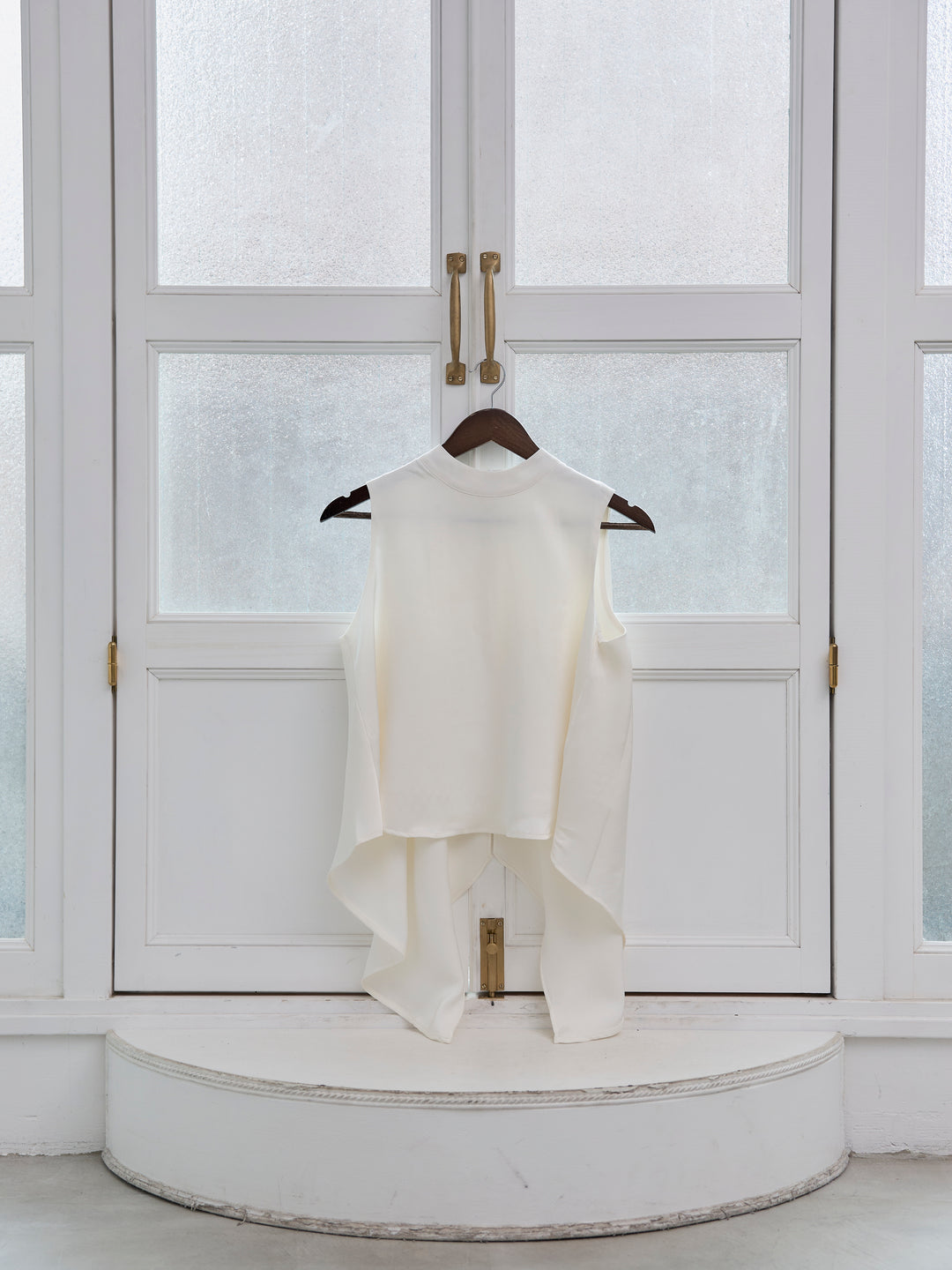 バックデザインサテンノースリーブトップス