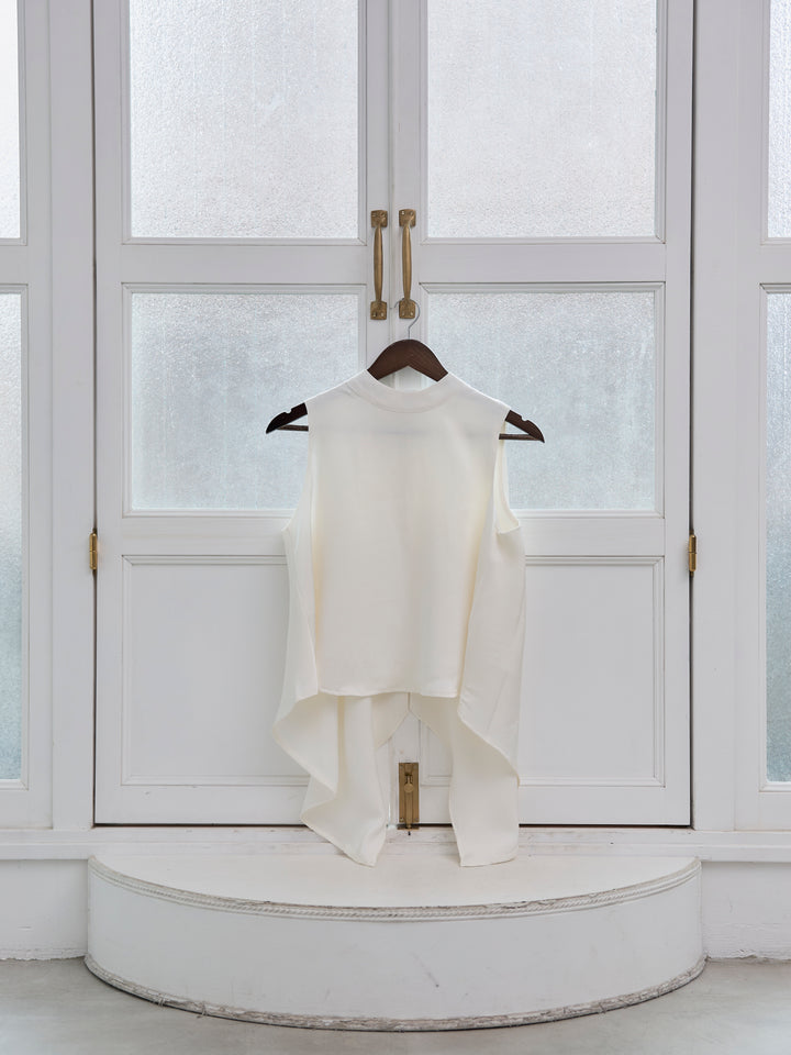 バックデザインサテンノースリーブトップス