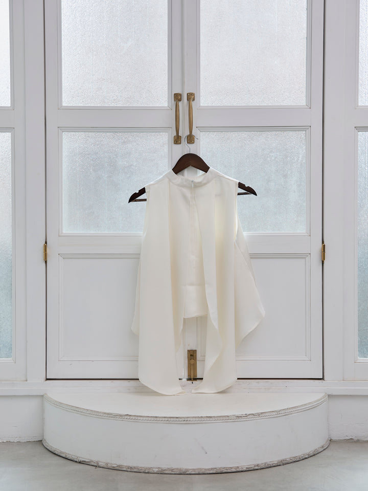 バックデザインサテンノースリーブトップス