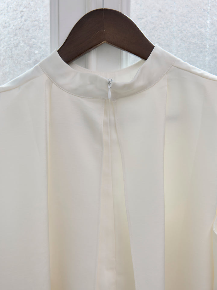 バックデザインサテンノースリーブトップス