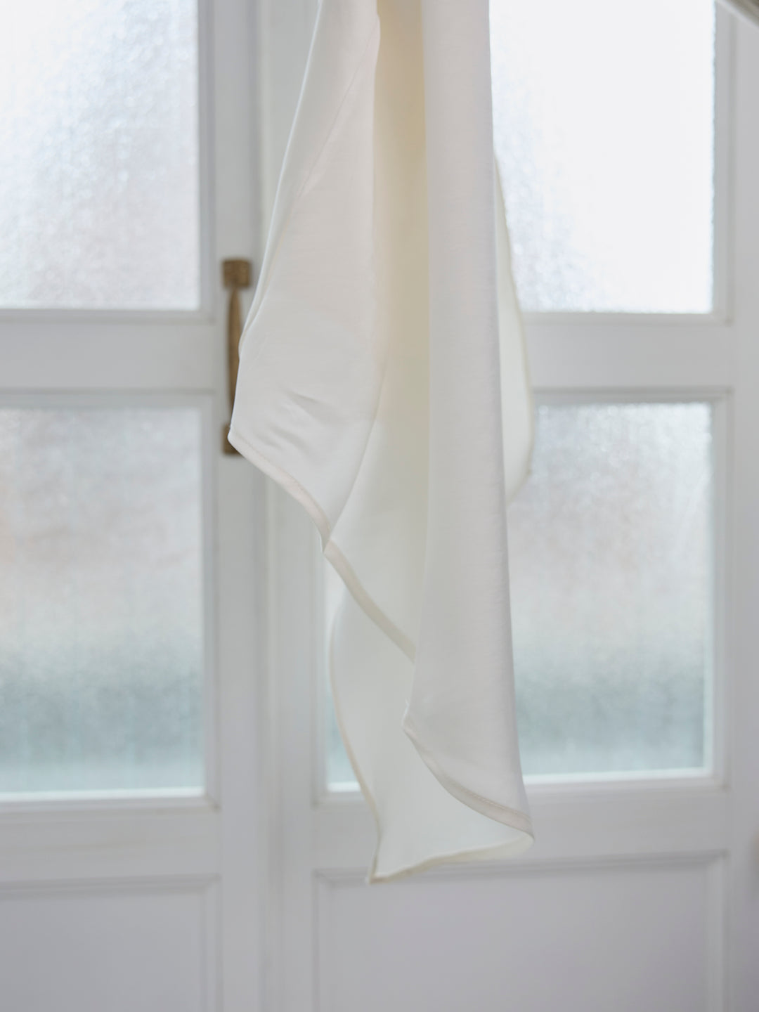 バックデザインサテンノースリーブトップス