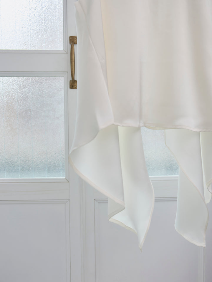 バックデザインサテンノースリーブトップス