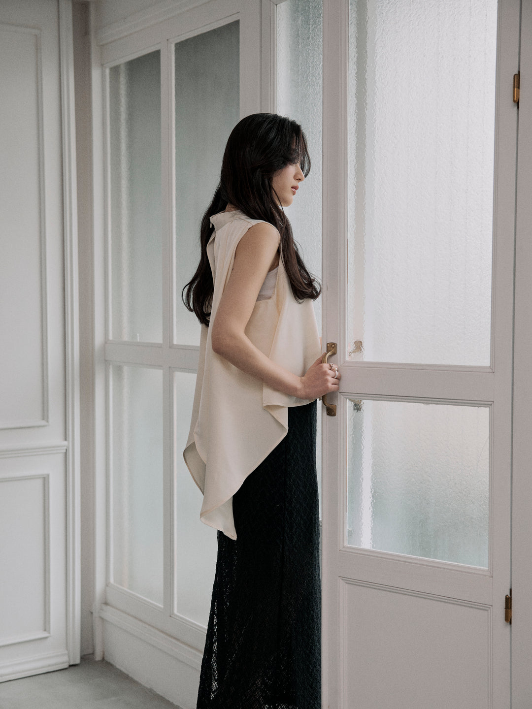 バックデザインサテンノースリーブトップス