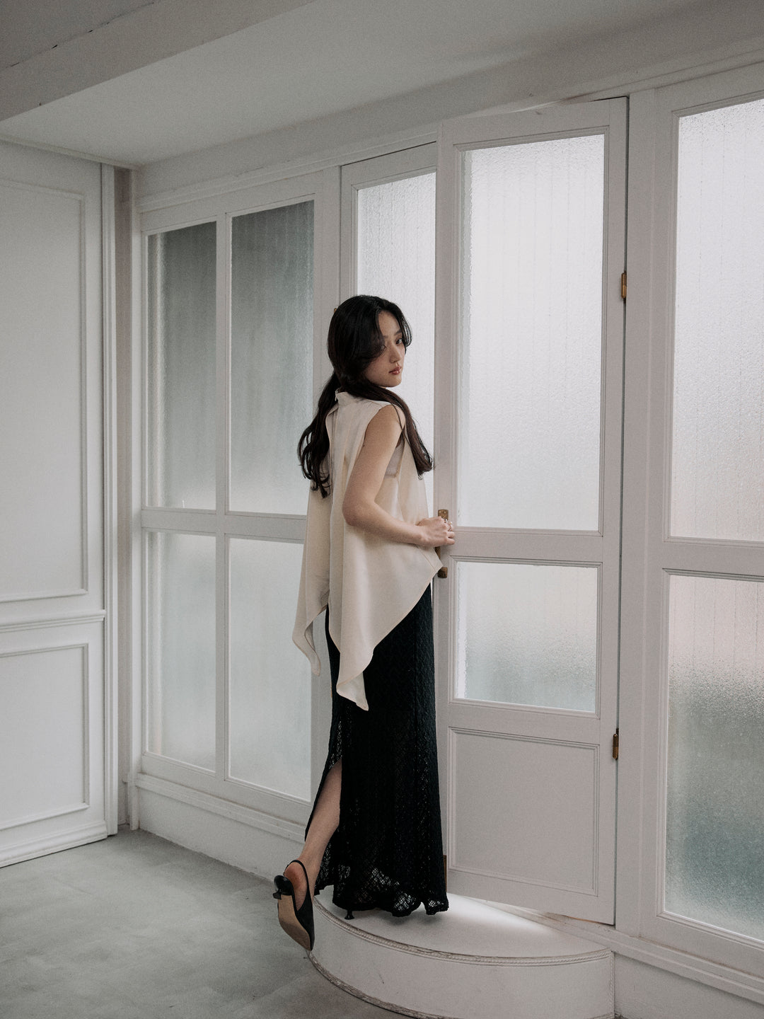 バックデザインサテンノースリーブトップス