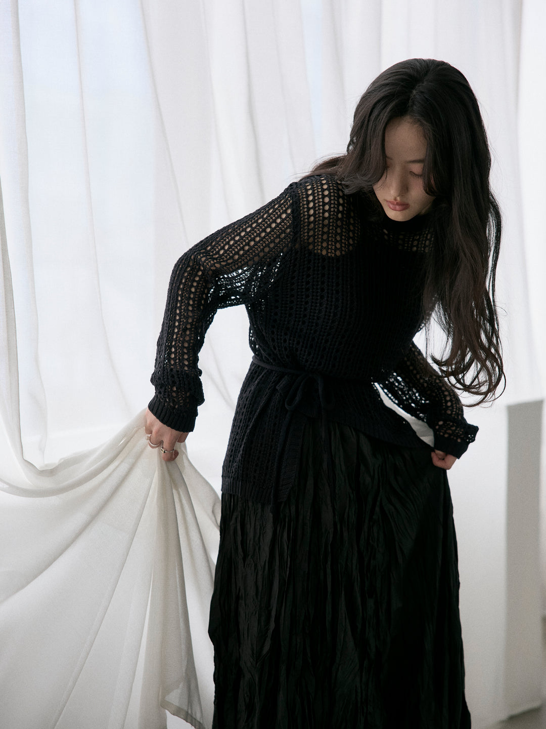 【SET】リネンタッチデザイン編みタイ付きルーズトップス+カットリブカップ付きバッククロスキャミソール(2set)