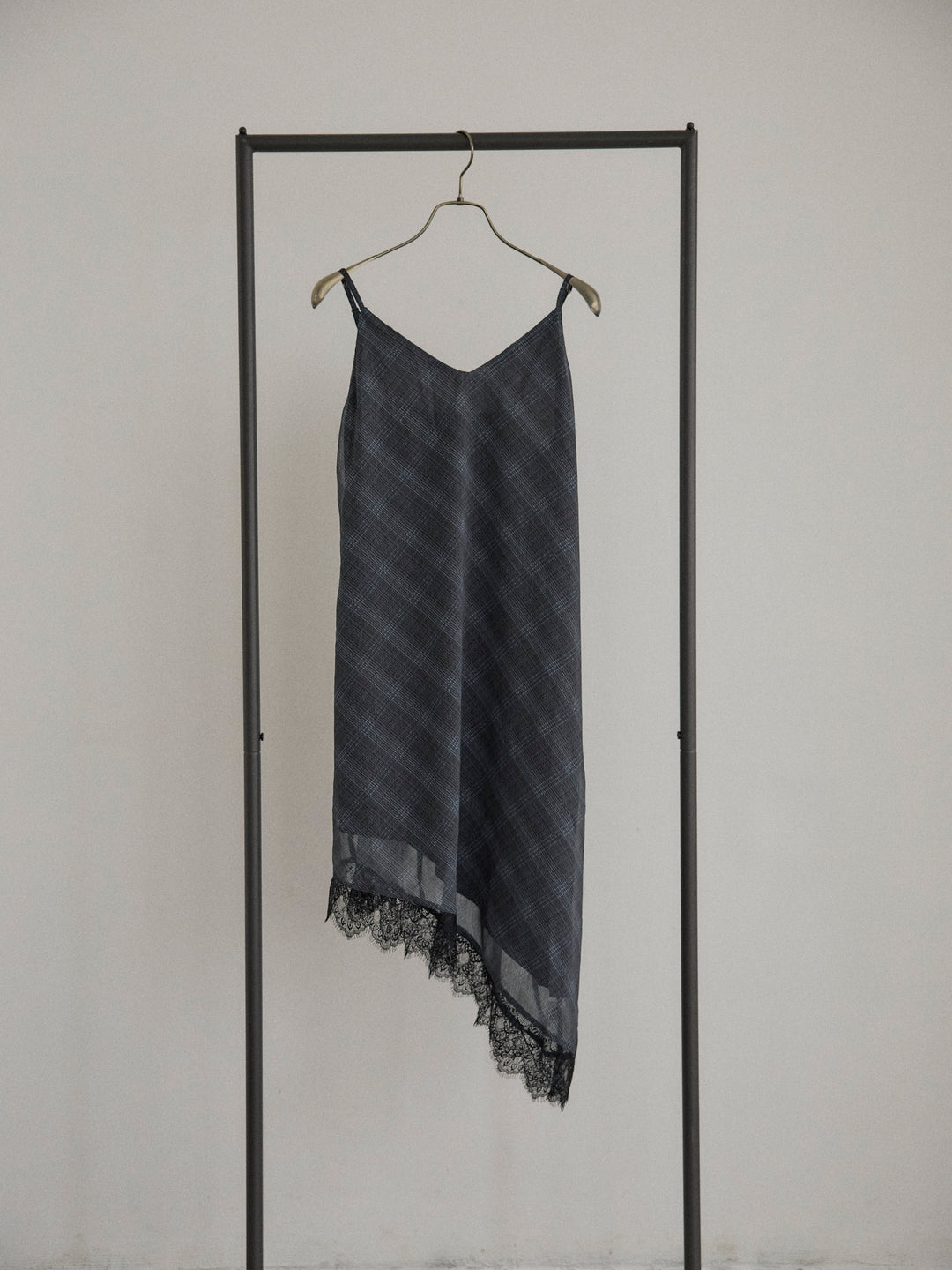 レースディテールチェックアシメキャミソール