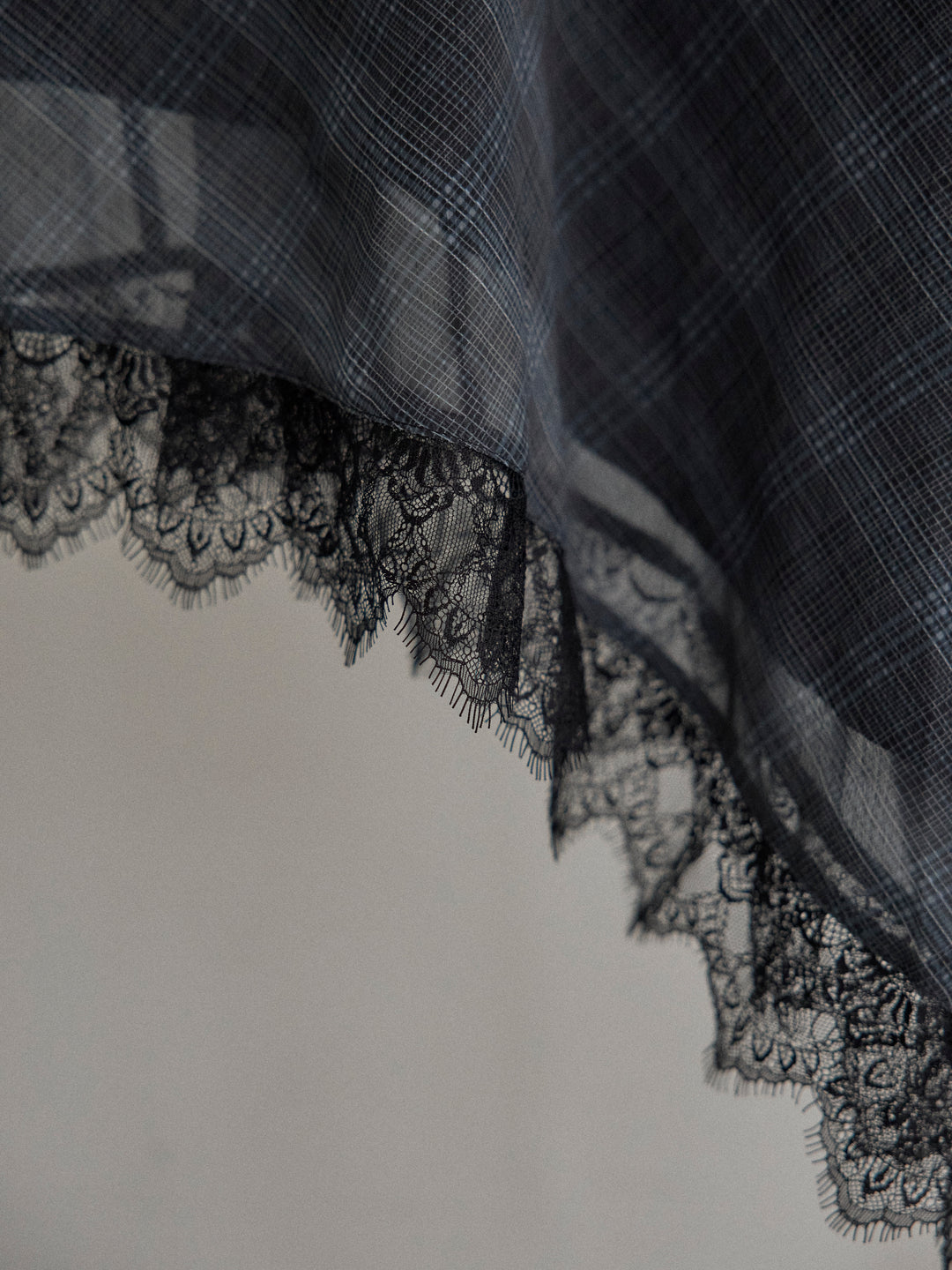 レースディテールチェックアシメキャミソール