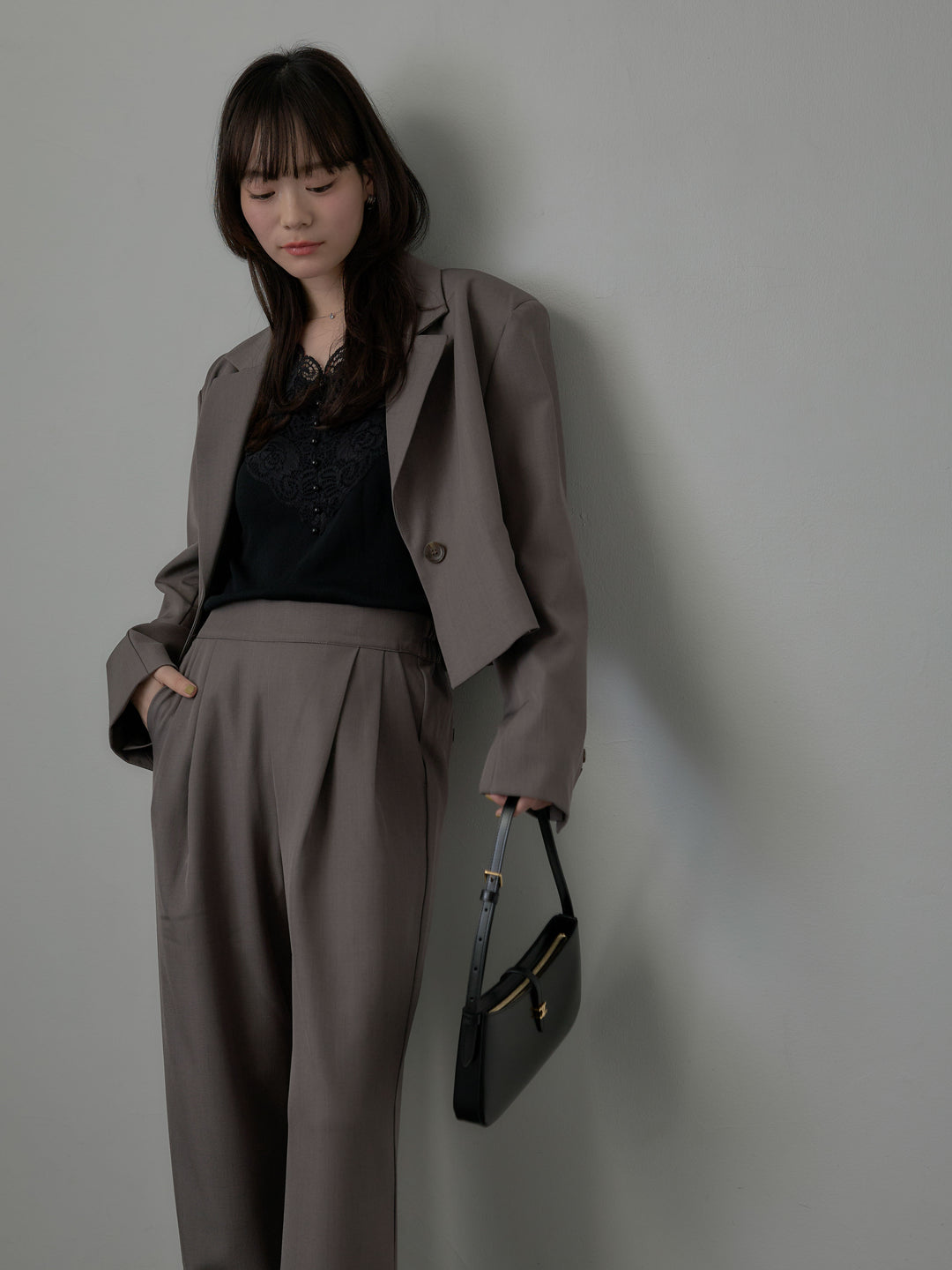 【SET】スーツ地ショートテーラードジャケット+パールボタンレース切替ニットTシャツ+スーツ地イージータックパンツ(3set)
