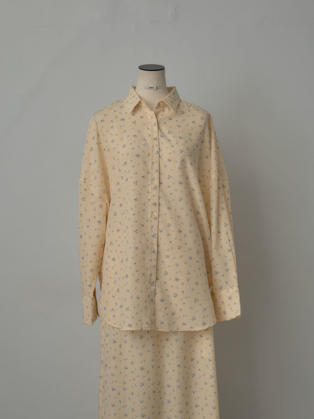 小花柄サテンオーバーシャツ