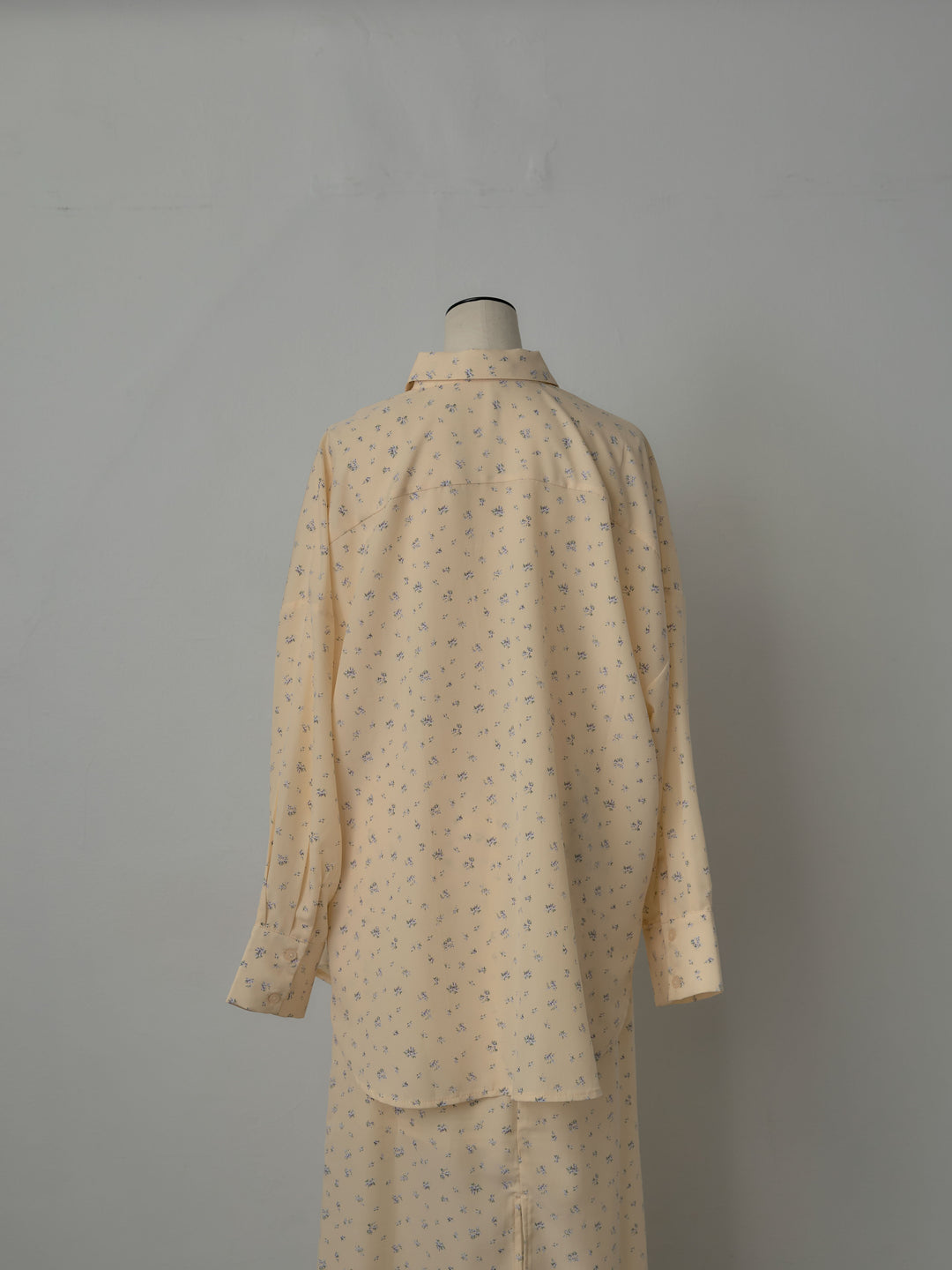 小花柄サテンオーバーシャツ