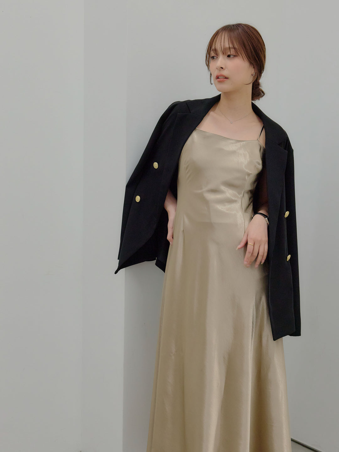 【SET】ゴールドボタンテーラードジャケット+【Essential】Back open satin camisole dress(2set)