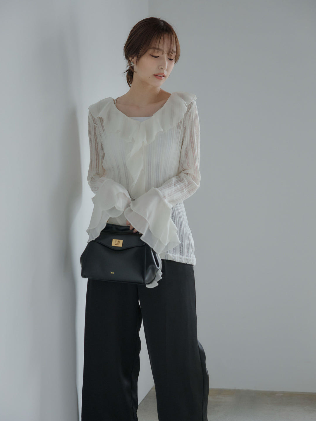 【SET】ストライプシアーラッフルトップス+【Essential】センタープレスサテンパンツ(2set)