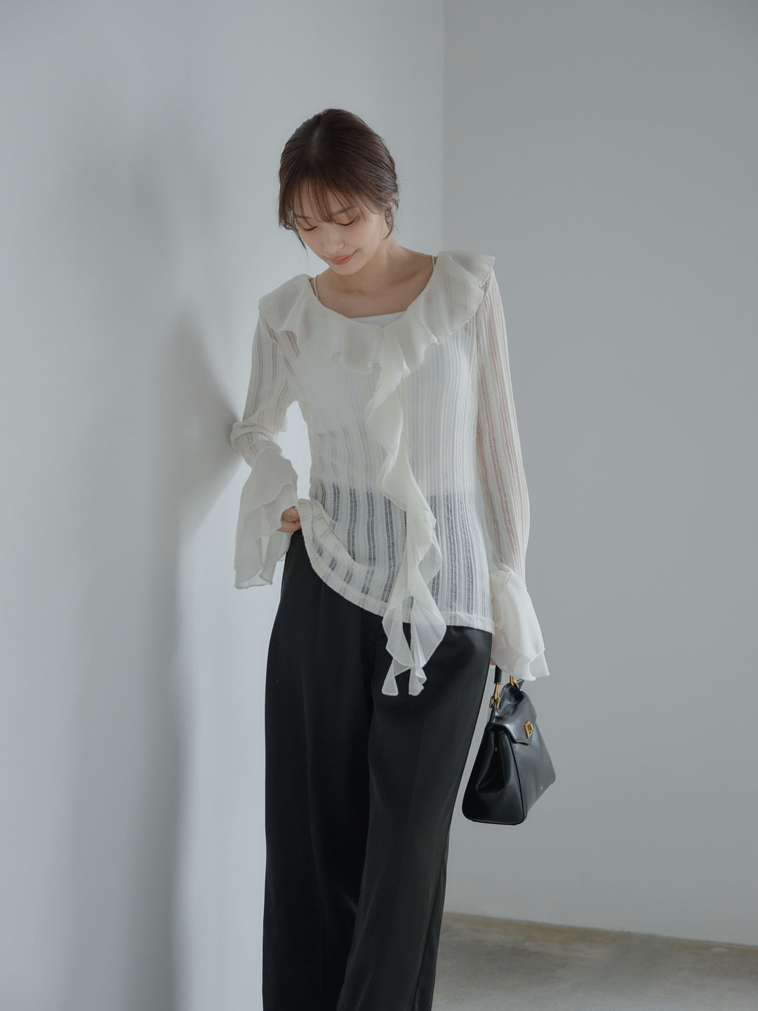 【SET】ストライプシアーラッフルトップス+【Essential】センタープレスサテンパンツ(2set)